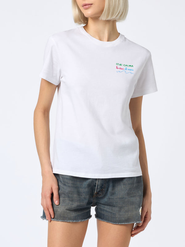 T-shirt da donna girocollo Emilie in jersey di cotone con ricamo Stai calma