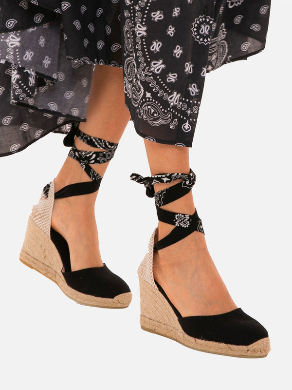 Espadrillas nere in tela stampata con zeppa alta e laccio alla caviglia