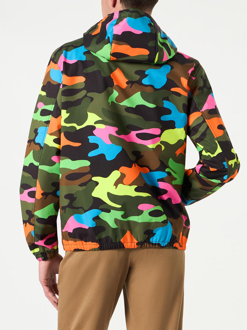 Man hooded lightweight windbreaker with camouflage print