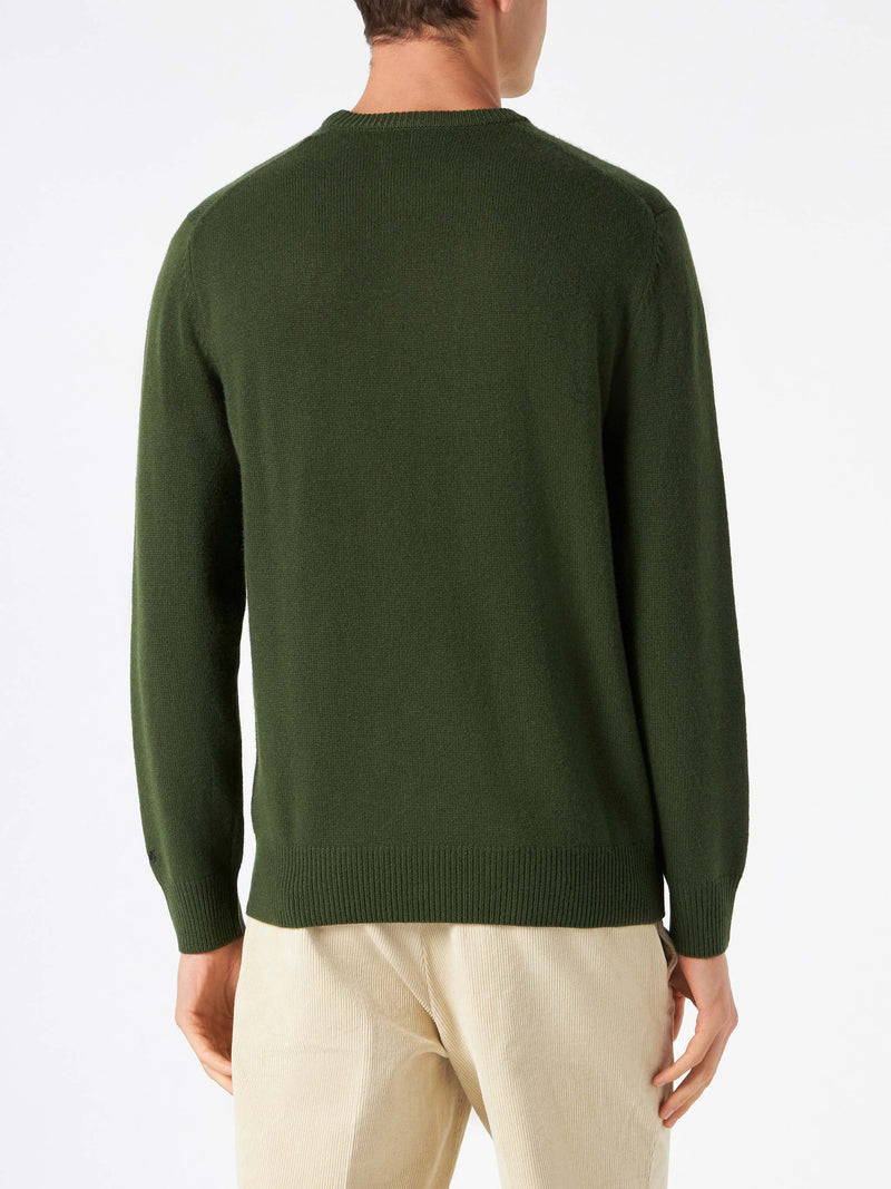 Man military green sweater with Snoopy print | PEANUTS™ SPECIAL EDITION
