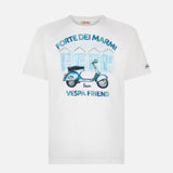T-shirt da uomo in cotone con stampa Forte dei Marmi Vespa friend | EDIZIONE SPECIALE VESPA®