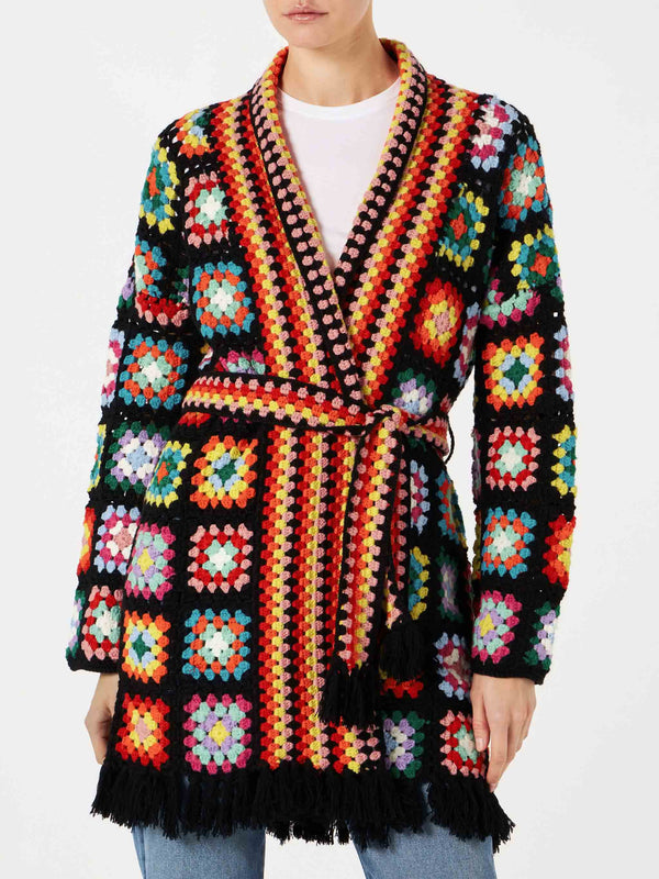 Cappotto crochet multicolore con cintura