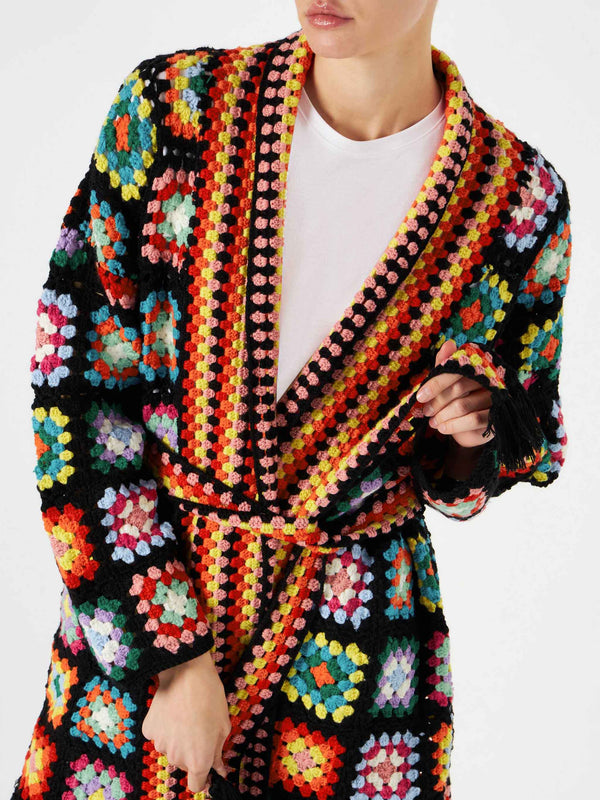 Cappotto crochet multicolore con cintura
