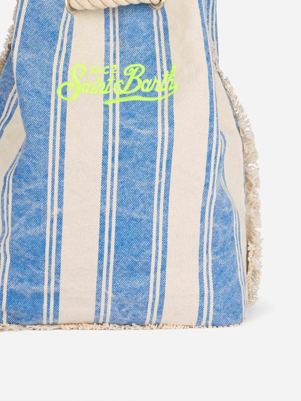 Rucksack aus Bootssegeltuch mit weißen und hellblauen Streifen