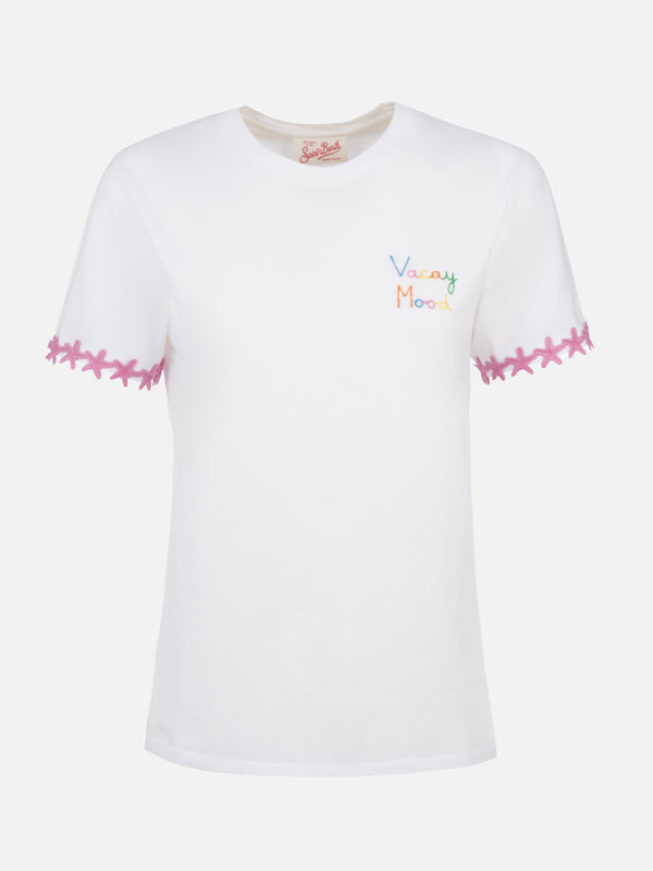 T-shirt da donna girocollo Emilie in jersey di cotone con ricamo Vacay Mood
