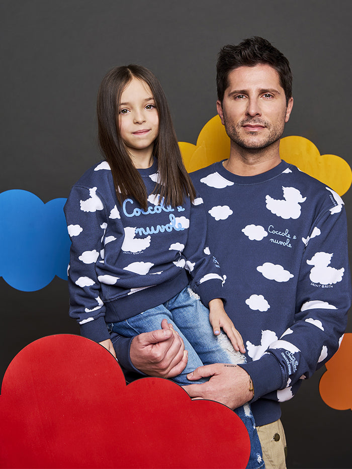 Blaues Sweatshirt mit Rundhalsausschnitt und Coccole e Nuvole-Stickerei | COCCOLEBIMBI SONDERAUSGABE