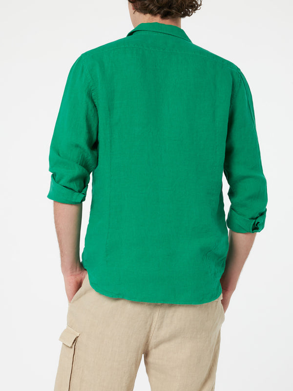 Man green linen shirt Pamplona
