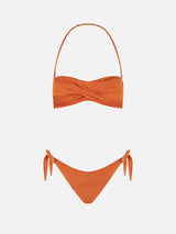 Glänzend orangefarbener, gekreuzter Bandeau-Bikini