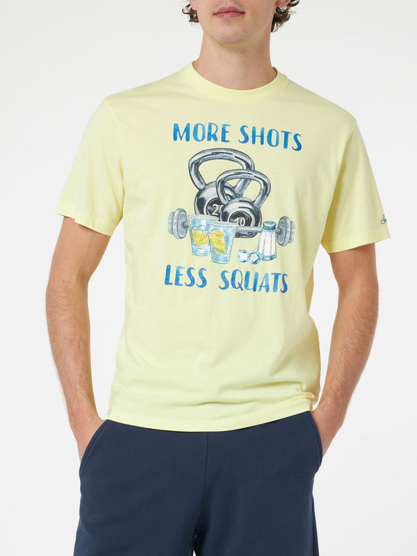 Herren-T-Shirt aus Baumwolle mit platziertem „More Shots Less Squats“-Aufdruck