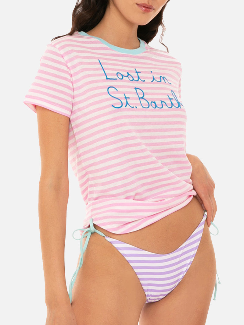 Gestreiftes T-Shirt mit „Lost in St. Barth“-Stickerei