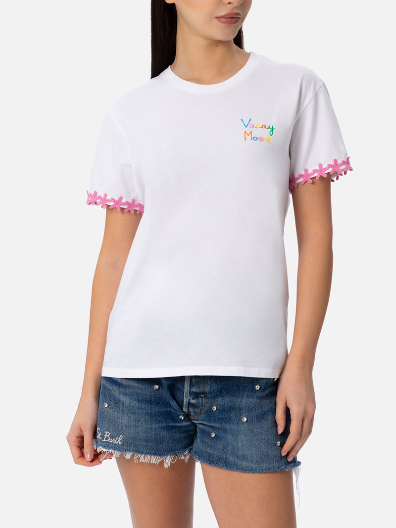 T-shirt da donna girocollo Emilie in jersey di cotone con ricamo Vacay Mood