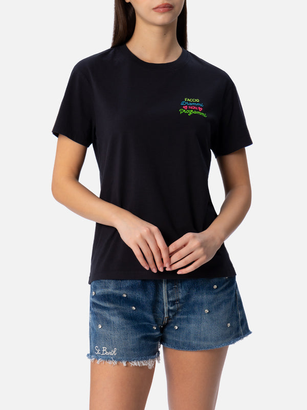 Damen-T-Shirt Emilie aus Baumwolljersey mit Rundhalsausschnitt und Faccio Drammi Non Programmi-Stickerei