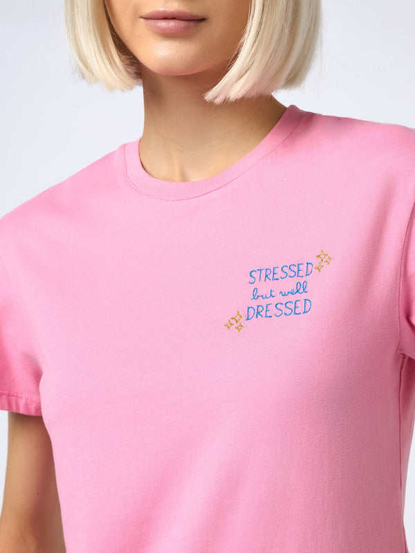 Damen-T-Shirt Emilie aus Baumwolljersey mit Rundhalsausschnitt und „Stressed but Well Dressed“-Stickerei