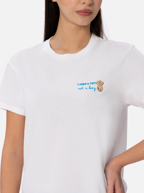 Damen-T-Shirt Emilie aus Baumwolljersey mit Rundhalsausschnitt und „I need a Toy not a Boy“-Stickerei