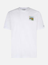 T-shirt da uomo in cotone con stampa fronte e retro cartolina di Porto Cervo | EDIZIONE SPECIALE ALESSANDRO ENRIQUEZ