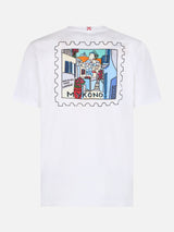 T-shirt da uomo in cotone con stampa fronte e retro cartolina di Mykonos | EDIZIONE SPECIALE ALESSANDRO ENRIQUEZ