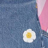 Upcycling-Jeansshorts für Mädchen mit Stickerei und Aufnäher