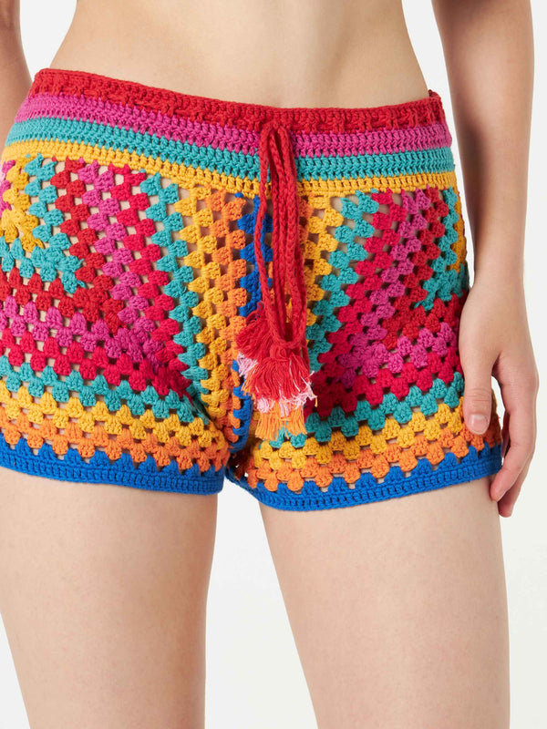 Pantaloncini multicolori all'uncinetto