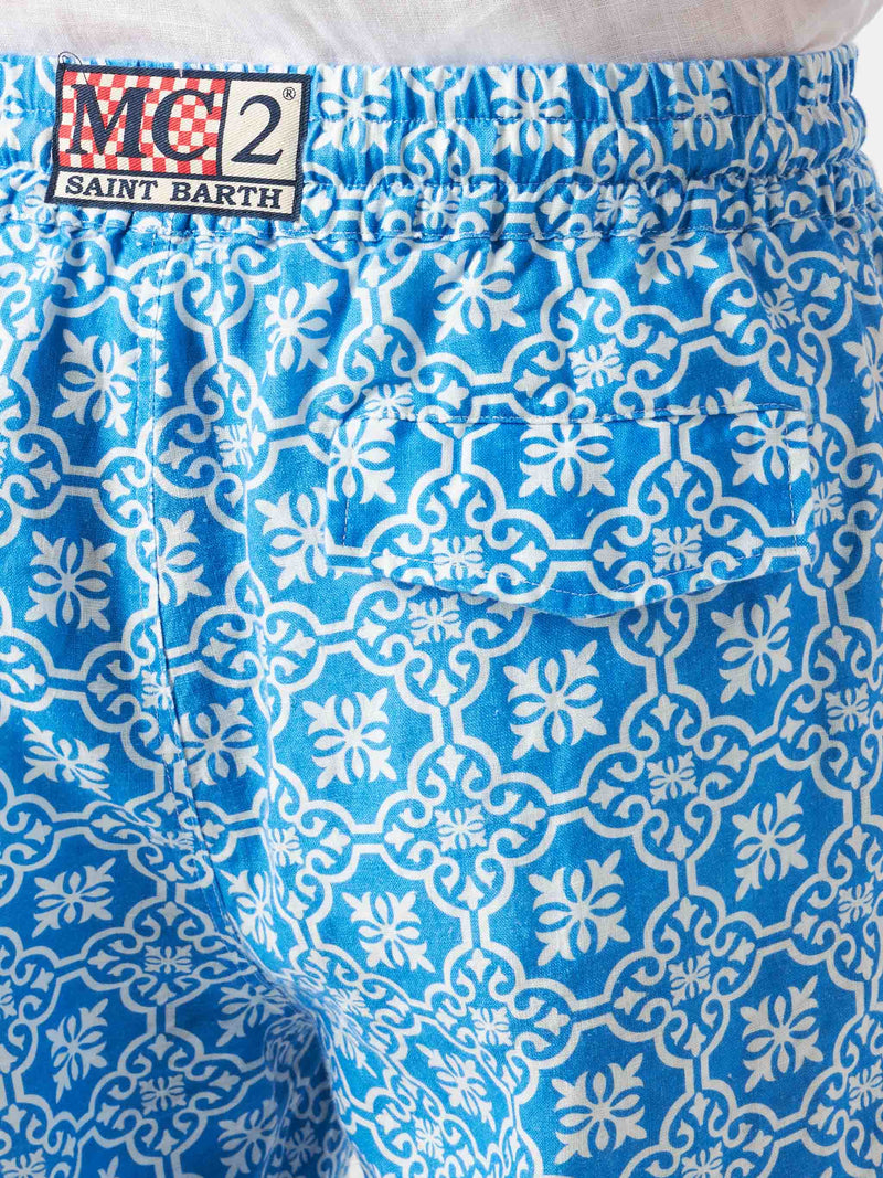 Herren-Bermudashorts aus Leinen mit weißem und hellblauem Majolika-Print