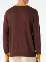 Man brown sweater with Faccio cose, vedo gente embroidery