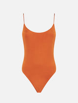 Glänzender orangefarbener einteiliger Badeanzug