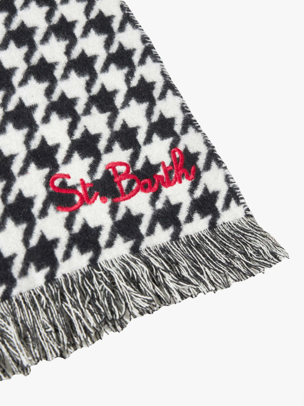 Soft wooly scarf with pied de poule pattern