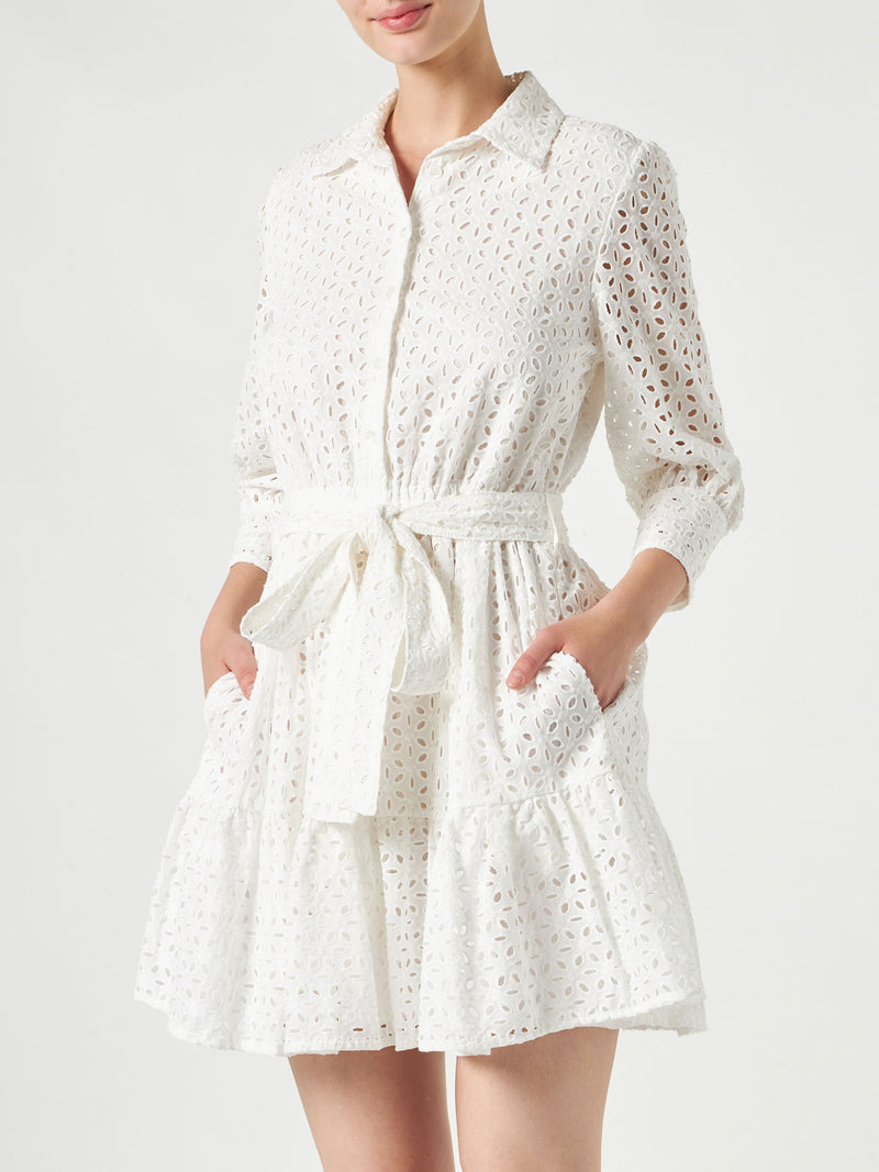 Kurzes Kleid aus weißer Baumwolle mit Stickereien