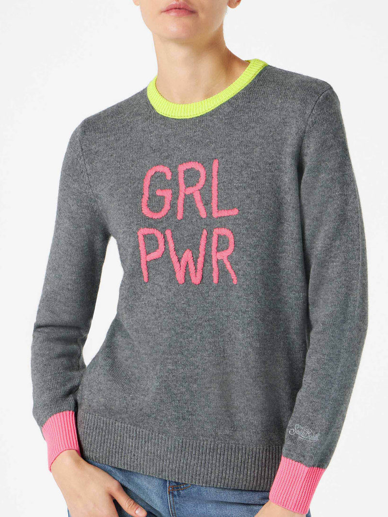 Grauer Damenpullover GIRL PWR mit Fluo-Stickerei und Fluo-Details