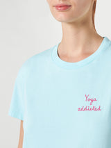 T-shirt da donna in cotone con scritta ricamata yoga addicted