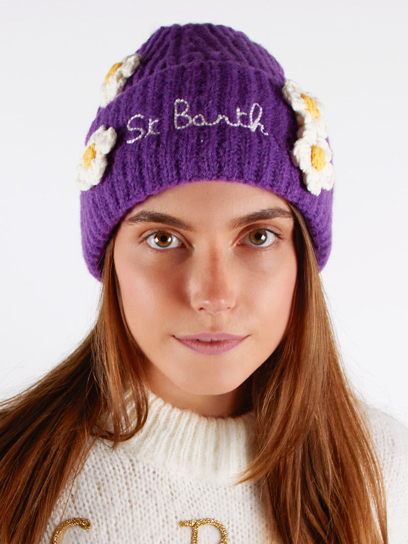Woman brushed and ultra soft beanie with daisies appliqués