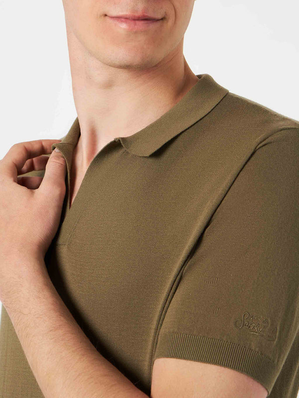 Man military green knitted polo t-shirt