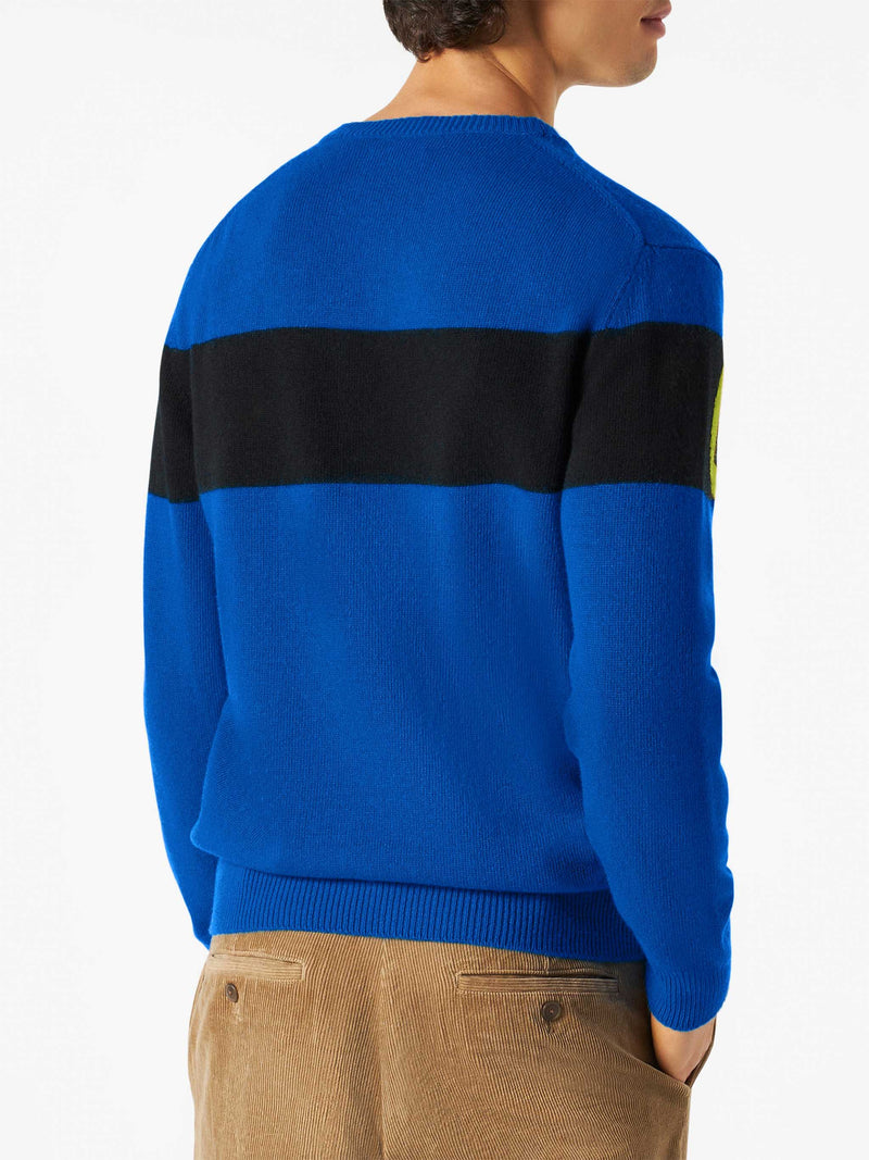 Man blue sweater with Courma lettering