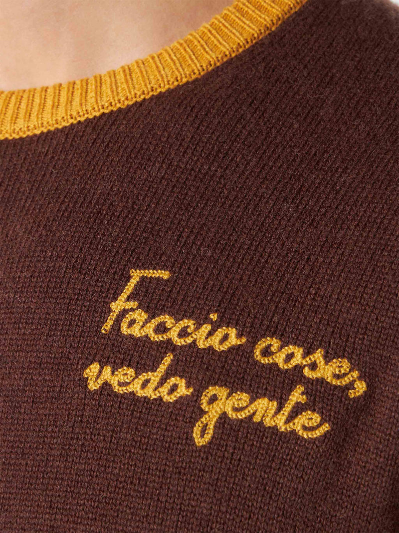 Man brown sweater with Faccio cose, vedo gente embroidery