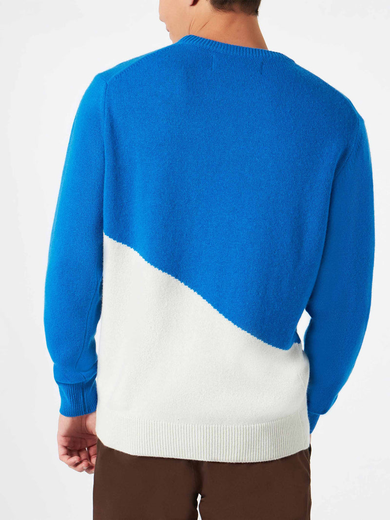 Blauer Mann und weißer Pullover mit Courmayeur-Postkarte