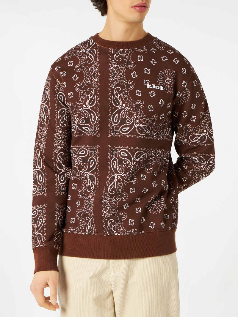 Man crewneck sweatshirt with brown bandanna print