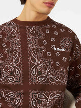 Herren-Sweatshirt mit Rundhalsausschnitt und braunem Bandana-Print