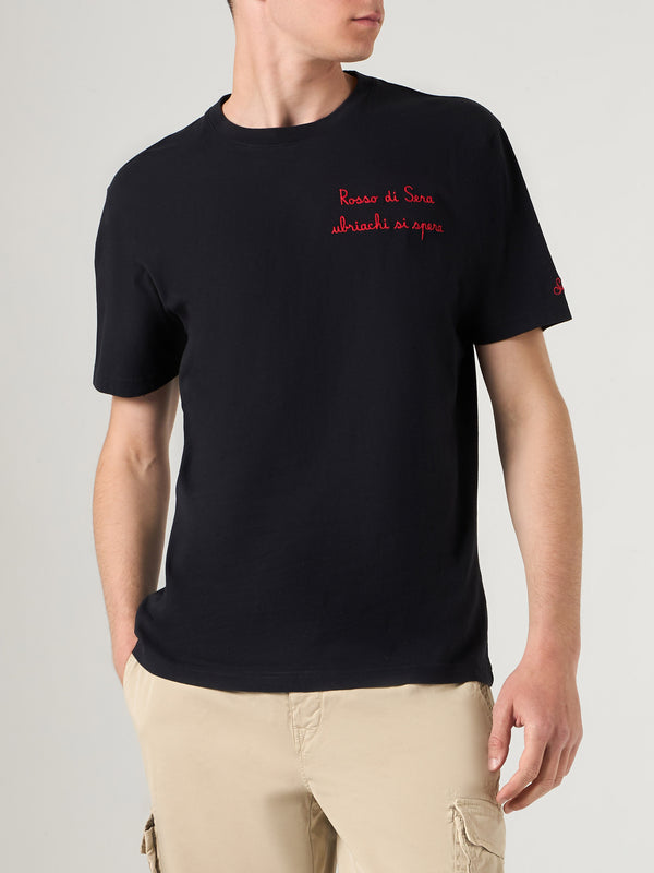 Herren-T-Shirt mit Stickerei „Rosso di Sera, ubriachi si spera“.