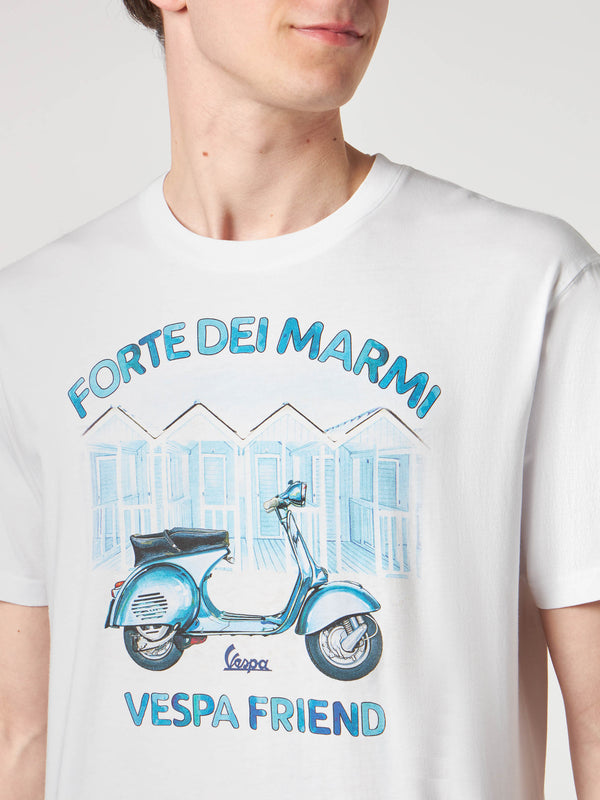 T-shirt da uomo in cotone con stampa Forte dei Marmi Vespa friend | EDIZIONE SPECIALE VESPA®