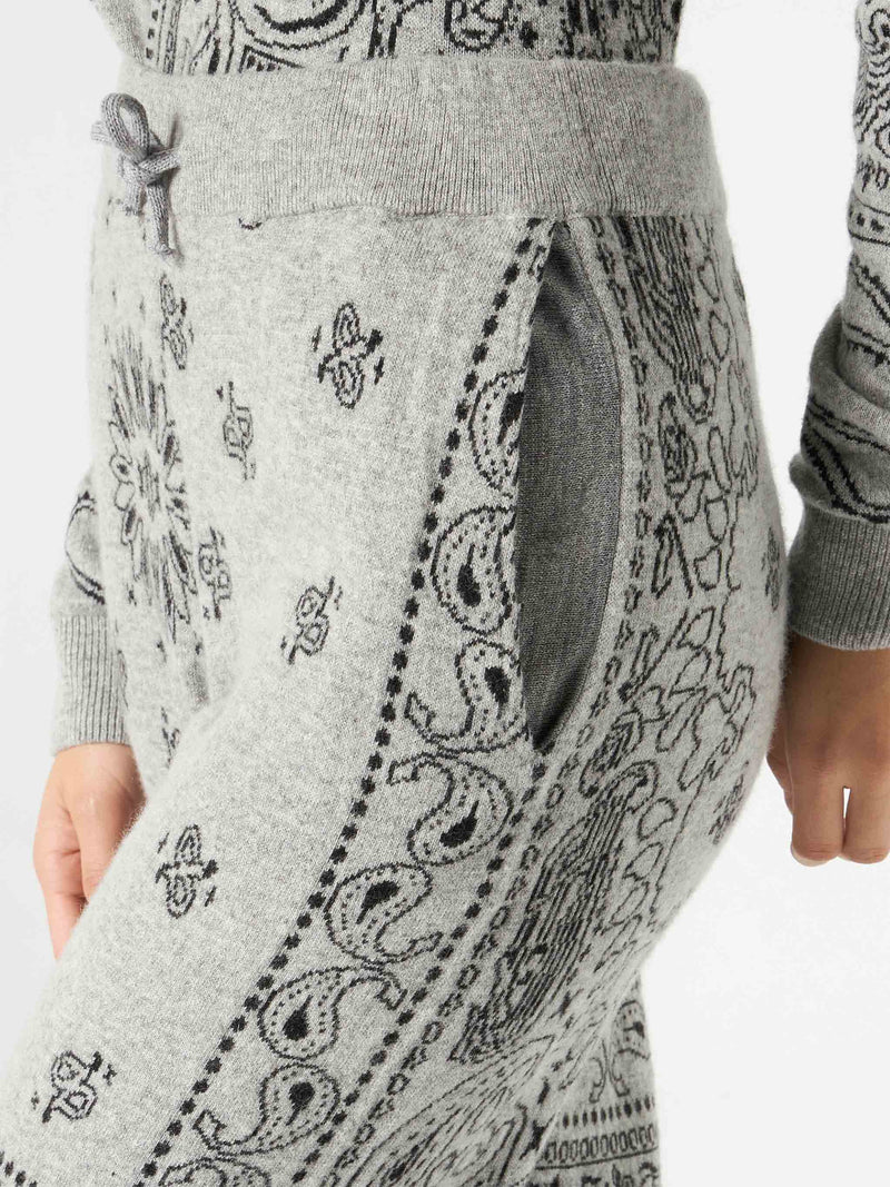 Woman lightweight knit sweatpants with grey bandanna print