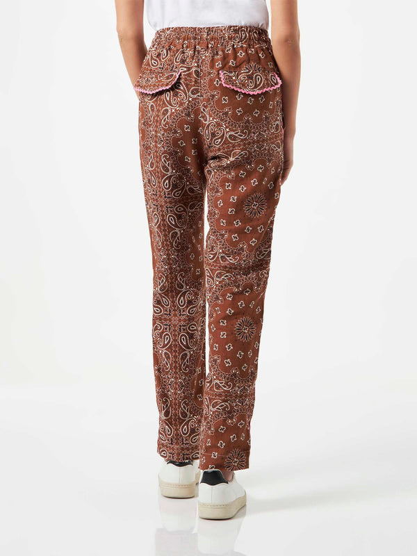 Pantalone da donna in lino con stampa bandana marrone