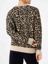 Woman brushed sweater with leopard pattern